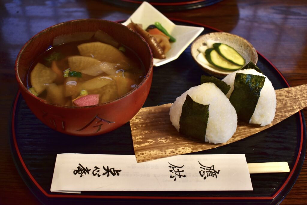 塩むすびとけんちん汁のセット