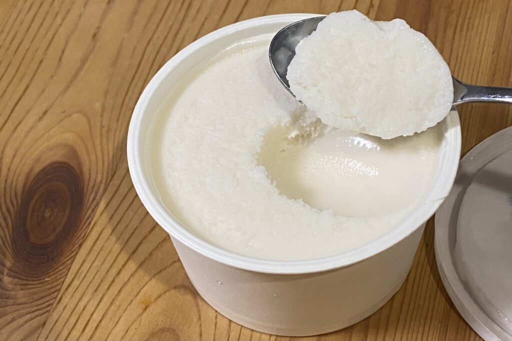 乳と卵と小麦を使用していないおいしいアイス スプーンですくったところ